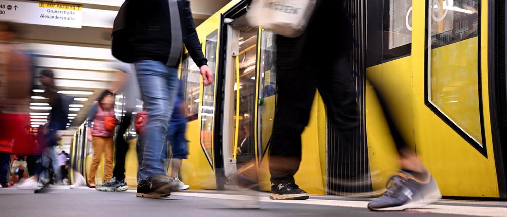 Fahrgäste steigen am Morgen am U-Bahnhof Alexanderplatz in den Zug der U-Bahnlinie U2 ein.