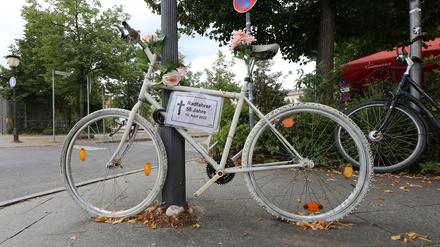 Ein Geisterrad steht am Unfallort am Luisenplatz.