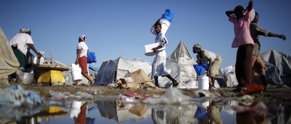2010 verwüstete ein Erdbeben den Inselstaat Haiti und forderte 300.000 Todesopfer. Viele Überlebende kamen danach in provisorischen Zeltlagern unter.