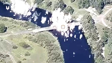 Drohnenaufnahmen von ukrainischen Luftangriffen auf Brücken über den Fluss Seym in der russischen Grenzregion Kursk
