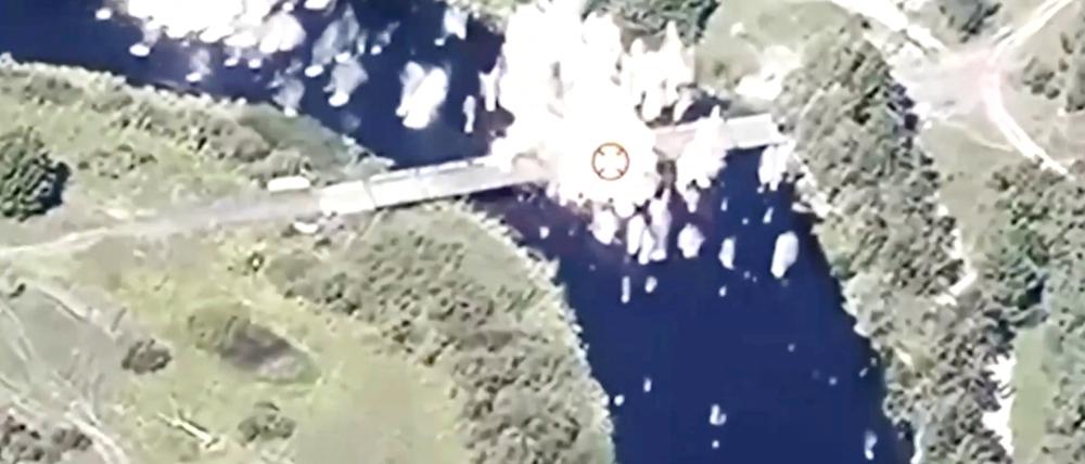 Drohnenaufnahmen von ukrainischen Luftangriffen auf Brücken über den Fluss Seym in der russischen Grenzregion Kursk
