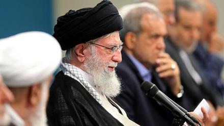 Ali Khamenei (M.) neben Masoud Pezeshkian