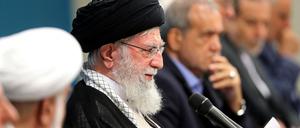 Ali Khamenei (M.) neben Masoud Pezeshkian