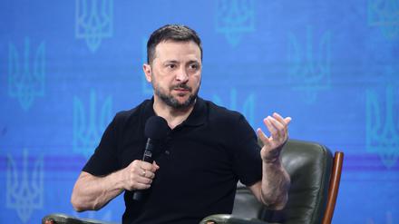 Der Präsident der Ukraine Wolodymyr Selenskyj hält eine Pressekonferenz während des Forums „Ukraine 2024. Unabhängigkeit“.