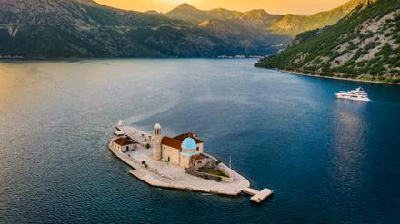 Sieht aus wie Griechenland, ist aber Montenegro: die Insel St. George in der Bucht von Kotor.