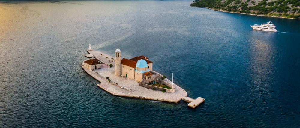 Sieht aus wie Griechenland, ist aber Montenegro: die Insel St. George in der Bucht von Kotor.