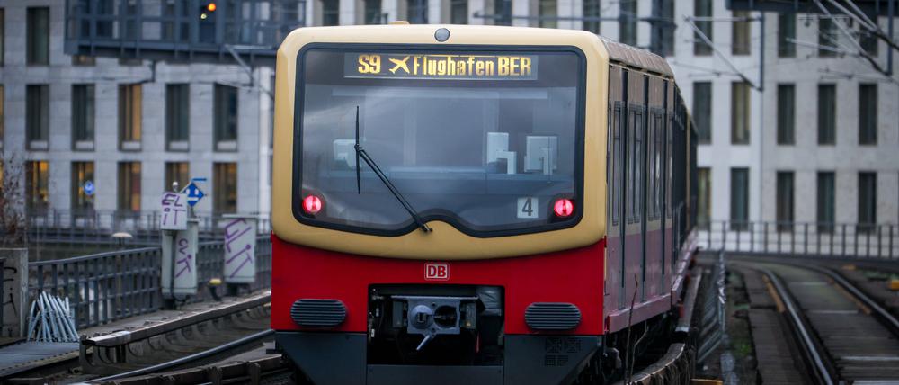 Eisenbahnverkehr am Bahnhof Berlin Friedrichstraße - S-Bahn Zug der S-Bahn Berlin. S9 Ziel Flughafen BER Berlin, DEU, Deutschland, 03.01.2024 *** Railroad traffic at Berlin Friedrichstraße station S Bahn train of S Bahn Berlin S9 destination BER airport Berlin, DEU, Germany, 03 01 2024