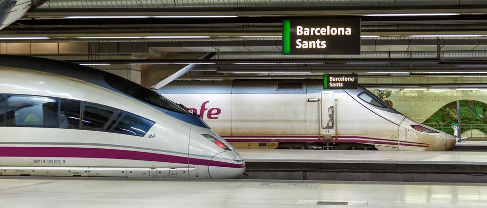 Züge der spanischen Bahngesellschaft RENFE in Barcelona.