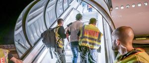 Polizeibeamte begleiten einen Afghanen auf dem Flughafen Leipzig-Halle in ein Charterflugzeug (Symbolbild).