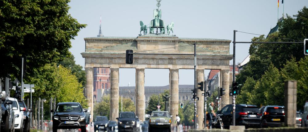 Der Asphalt auf der Straße des 17. Juni in Richtung Brandenburger Tor flimmert in der Sonne. In Berlin und Brandenburg werden heute bis zu 30 Grad erwartet.