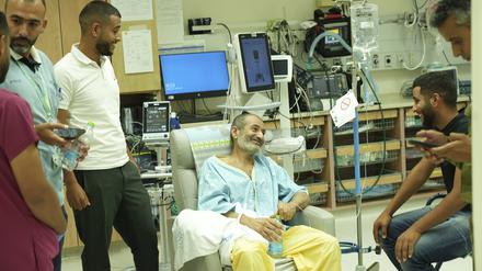 Auf diesem vom Büro des israelischen Premierministers via AP veröffentlichten Foto sitzt Kaid Farhan Alkadi, der von militanten Hamas-Kämpfern in Gaza als Geisel gehalten wurde, in einem Zimmer des Soroka Medical Center.