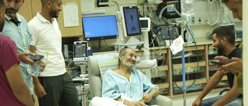 Auf diesem vom Büro des israelischen Premierministers via AP veröffentlichten Foto sitzt Kaid Farhan Alkadi, der von militanten Hamas-Kämpfern in Gaza als Geisel gehalten wurde, in einem Zimmer des Soroka Medical Center.