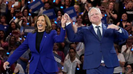 Erstmals seit ihrer Nominierung als demokratisches Kandidatenduo für die Präsidentenwahl wollen Kamala Harris und Tim Walz ein Interview geben. (Archivbild)