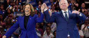 Erstmals seit ihrer Nominierung als demokratisches Kandidatenduo für die Präsidentenwahl wollen Kamala Harris und Tim Walz ein Interview geben. (Archivbild)