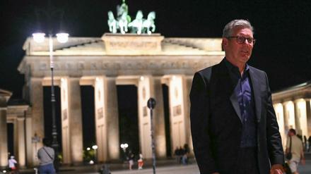 Der britische Premier Keir Starmer am Brandenburger Tor am späten Dienstagabend. 