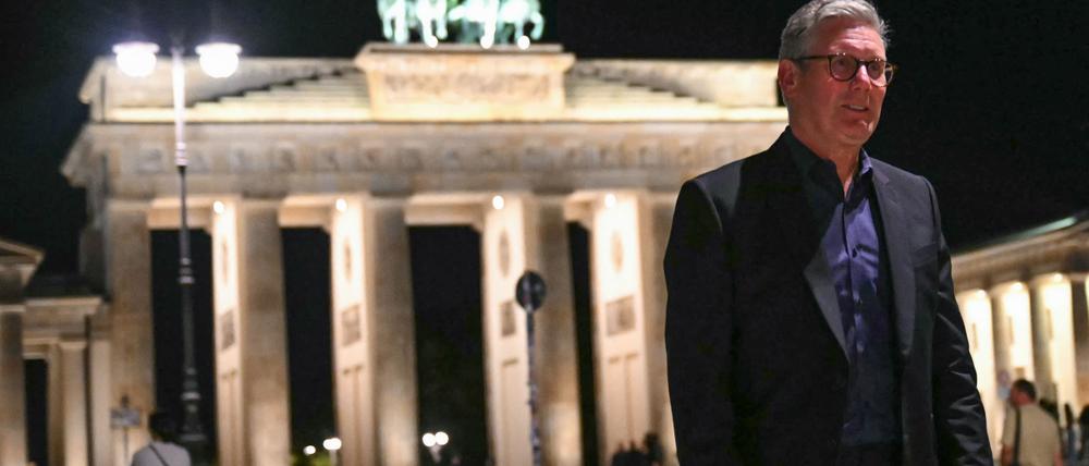 Der britische Premier Keir Starmer am Brandenburger Tor am späten Dienstagabend.