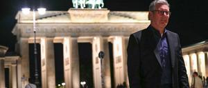 Der britische Premier Keir Starmer am Brandenburger Tor am späten Dienstagabend. 