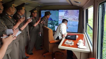 Die von der staatlichen nordkoreanischen Nachrichtenagentur KCNA am 28.08.2024 zur Verfügung gestellte Aufnahme zeigt nach Angaben von KCNA Kim Jong Un, Machthaber in Nordkorea, bei einem Raketentest an einem nicht genannten Ort. 