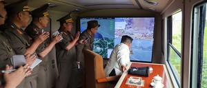 Die von der staatlichen nordkoreanischen Nachrichtenagentur KCNA am 28.08.2024 zur Verfügung gestellte Aufnahme zeigt nach Angaben von KCNA Kim Jong Un, Machthaber in Nordkorea, bei einem Raketentest an einem nicht genannten Ort. 