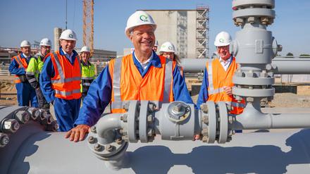 Bundeswirtschaftsminister Robert Habeck (Bündnis 90/Die Grünen) bei der Eröffnung der ersten Meter des deutschen Wasserstoffkernnetzes im Energierpark Bad Lauchstädt. 
