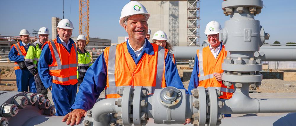 Bundeswirtschaftsminister Robert Habeck (Bündnis 90/Die Grünen) bei der Eröffnung der ersten Meter des deutschen Wasserstoffkernnetzes im Energierpark Bad Lauchstädt. 