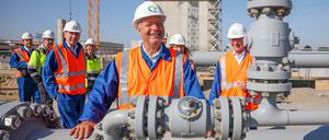 Bundeswirtschaftsminister Robert Habeck (Bündnis 90/Die Grünen) bei der Eröffnung der ersten Meter des deutschen Wasserstoffkernnetzes im Energierpark Bad Lauchstädt. 