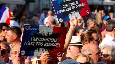 Rund eintausend Menschen nahmen am Dienstag an einer Demonstration gegen Antisemitismus teil, zu der der Repräsentative Rat der Jüdischen Institutionen Frankreichs (CRIF) auf der Place de la Comedie in Montpellier aufgerufen hat.