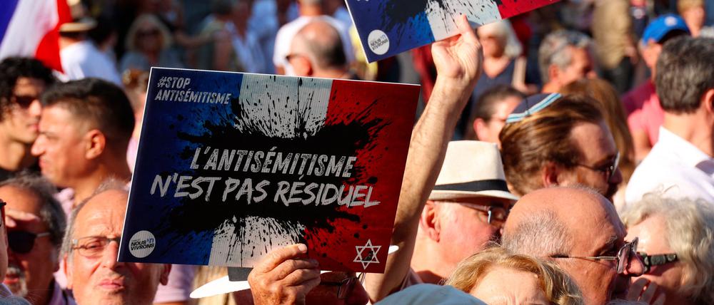 Rund eintausend Menschen nahmen am Dienstag an einer Demonstration gegen Antisemitismus teil, zu der der Repräsentative Rat der Jüdischen Institutionen Frankreichs (CRIF) auf der Place de la Comedie in Montpellier aufgerufen hat.