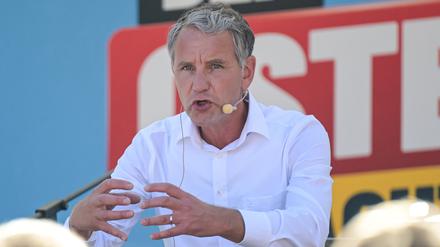 Der Thüringer erklärt im Wahlkampf, es gebe „immer mehr Zahlungen in Richtung Brüssel“. 