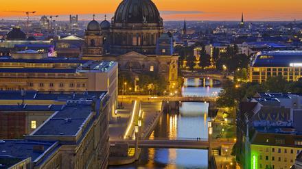 Berliner Dom mit der Spree im Abendrot, Berlin-Mitte, Deutschland, Berlin Berlin Cathedral with river Spree in evening glow, Germany, Berlin BLWS675815 *** Berlin Dom with the Spree at afterglow, Berlin Center, Germany, Berlin Berlin Cathedral With River Spree in evening glow, Germany, Berlin BLWS675815 Copyright: xblickwinkel/S.xZiesex