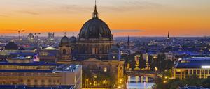 Berliner Dom mit der Spree im Abendrot, Berlin-Mitte, Deutschland, Berlin Berlin Cathedral with river Spree in evening glow, Germany, Berlin BLWS675815 *** Berlin Dom with the Spree at afterglow, Berlin Center, Germany, Berlin Berlin Cathedral With River Spree in evening glow, Germany, Berlin BLWS675815 Copyright: xblickwinkel/S.xZiesex