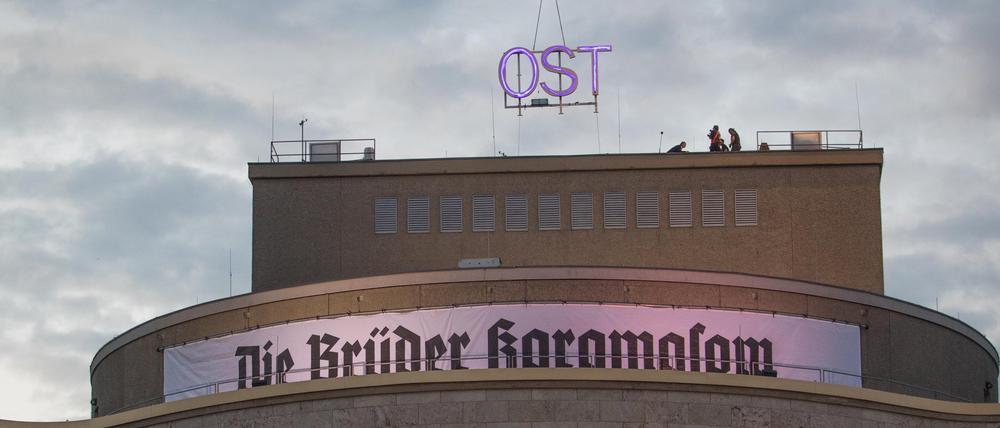 Der Schriftzug „OST“ auf dem Dach der Volksbühne wird 2017 abgebaut.