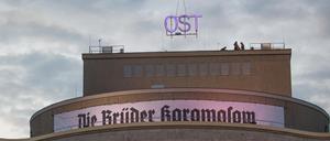 Der Schriftzug „OST“ auf dem Dach der Volksbühne wird 2017 abgebaut.