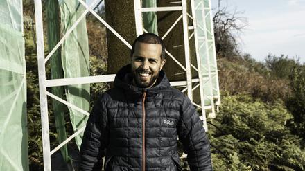 Saúl Oliva Cabrera, Projektleiter „Life Nieblas“, mit Nebelfängern.