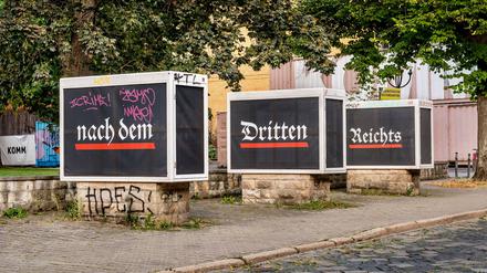  „Nach dem dritten Reichts“, eine Installation von Benedikt Braun in den Großvitrinen vor dem ehemaligen Schauspielhaus in Erfurt, das heute von der Genossenschaft KulturQuartier genutzt wird.