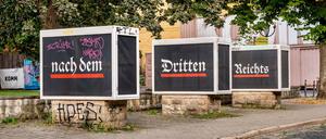  „Nach dem dritten Reichts“, eine Installation von Benedikt Braun in den Großvitrinen vor dem ehemaligen Schauspielhaus in Erfurt, das heute von der Genossenschaft KulturQuartier genutzt wird.