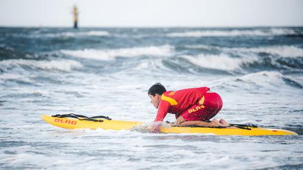 In mehr als 200 Einsätzen holten die ehrenamtlichen Rettungsschwimmerinnen und Rettungsschwimmer der DLRG Menschen in Not aus dem Wasser.