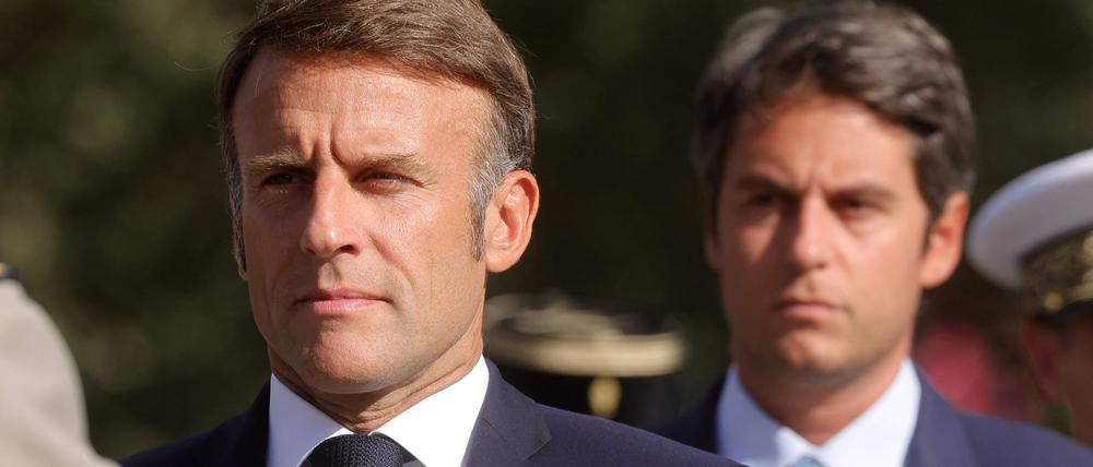 Frankreichs Präsident Emmanuel Macron (links) und sein geschäftsführender Premier Gabriel Attal. 