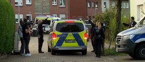 Die Polizei steht am abgesperrten Tatort im niederrheinischen Moers.