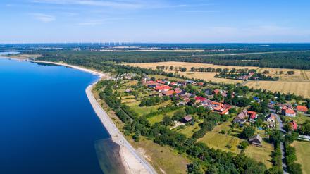 Luftaufnahme der Ortschaft Lieske am Ufer des Sedlitzer Sees im Lausitzer Seenland. Ab 2026 soll der Sedlitzer See öffentlich zugänglich sein.