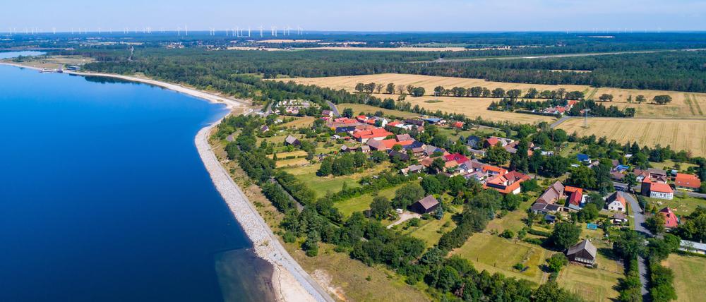 Luftaufnahme der Ortschaft Lieske am Ufer des Sedlitzer Sees im Lausitzer Seenland. Ab 2026 soll der Sedlitzer See öffentlich zugänglich sein.