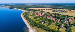 Luftaufnahme der Ortschaft Lieske am Ufer des Sedlitzer Sees im Lausitzer Seenland. Ab 2026 soll der Sedlitzer See öffentlich zugänglich sein.