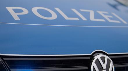 Ein Blaulicht leuchtet an einer Polizeistreife. (Symbolbild)