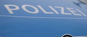 Ein Blaulicht leuchtet an einer Polizeistreife. (Symbolbild)