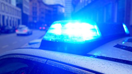 Blaulicht leuchtet auf einem Polizeiwagen. (Symbolbild)