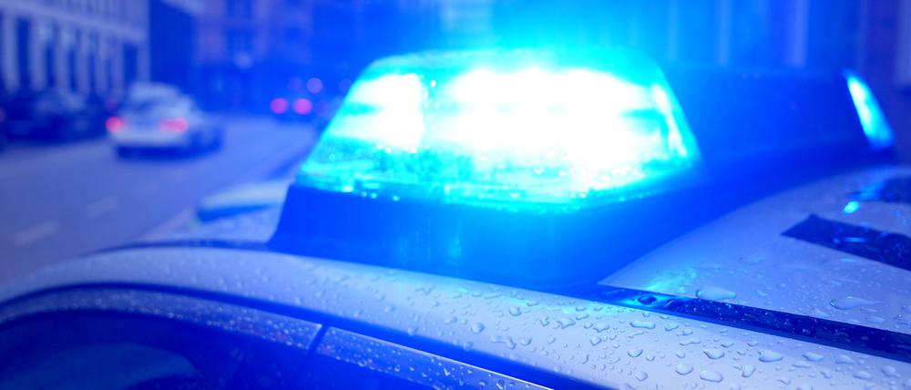 Blaulicht leuchtet auf einem Polizeiwagen. (Symbolbild)