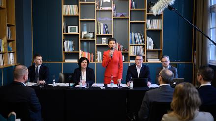 Sahra Wagenknecht (M) steht zusammen mit Amira Mohamed Ali (l) und Ralph Suikat (r) beim Gründungsakt des BSW. (Archivbild)