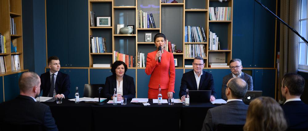 Sahra Wagenknecht (M) steht zusammen mit Amira Mohamed Ali (l) und Ralph Suikat (r) beim Gründungsakt des BSW. (Archivbild)