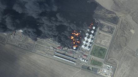 Dieses Satellitenfoto von Planet Labs PBC zeigt ein Feuer in einem Öllager in der Nähe von Proletarsk, das zuvor von einem ukrainischen Drohnenangriff getroffen wurde. 