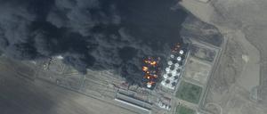 Dieses Satellitenfoto von Planet Labs PBC zeigt ein Feuer in einem Öllager in der Nähe von Proletarsk, das zuvor von einem ukrainischen Drohnenangriff getroffen wurde. 